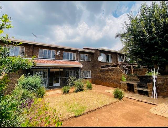 3 BEDROOM PROPERTY TO RENT IN CLAYVILLE EAST